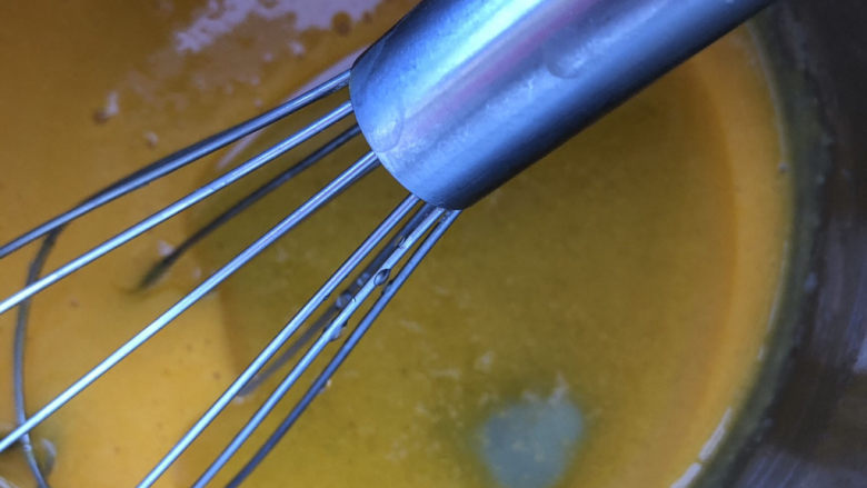 蜜豆戚风,加入<a style='color:red;display:inline-block;' href='/shicai/ 140122'>玉米油</a>。