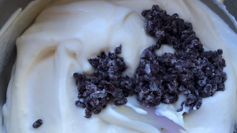 蜜豆戚风,加入蜜红豆。