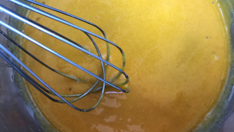 蜜豆戚风,搅拌均匀糖融化。