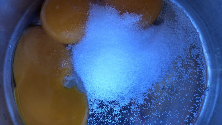 蜜豆戚风,蛋黄里先加15克的糖。