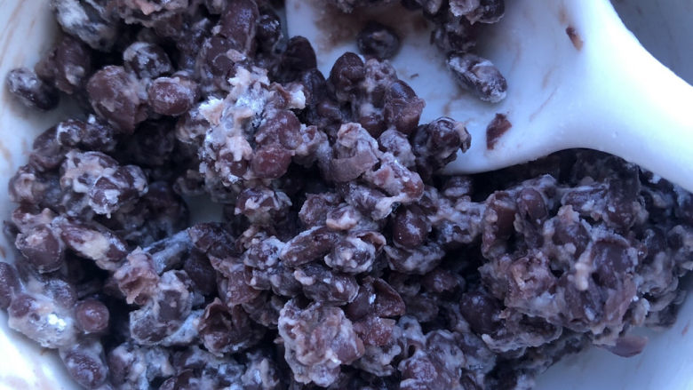 蜜豆戚风,拌匀了。