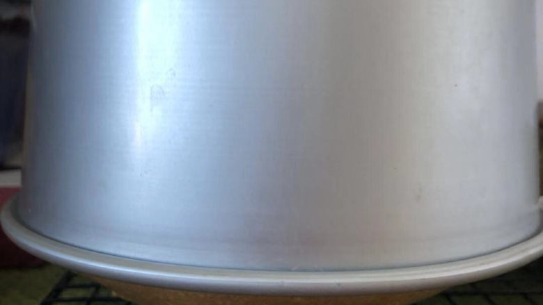 蜜豆戚风,倒扣冷却后脱模。