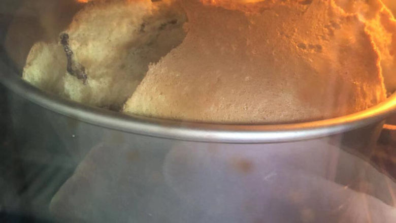 蜜豆戚风,蛋糕体回落出炉。