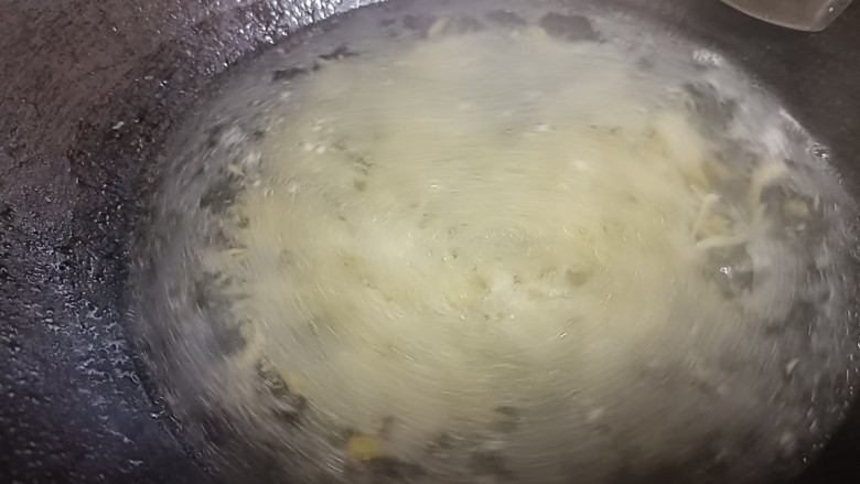 榨菜肉丝汤,入榨菜丝划散