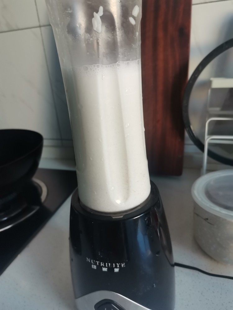 大米糕,大米泡好后放到料理机中加入一点水,打成米浆