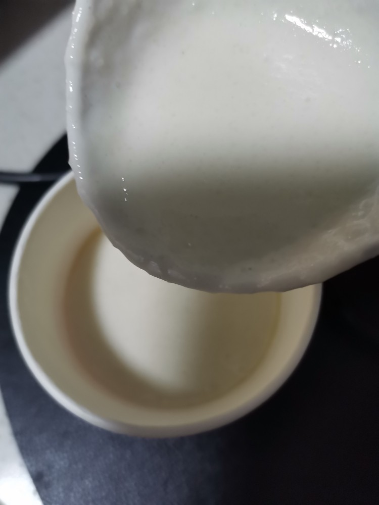 大米糕,把面糊打入纸杯子,8分满就可以