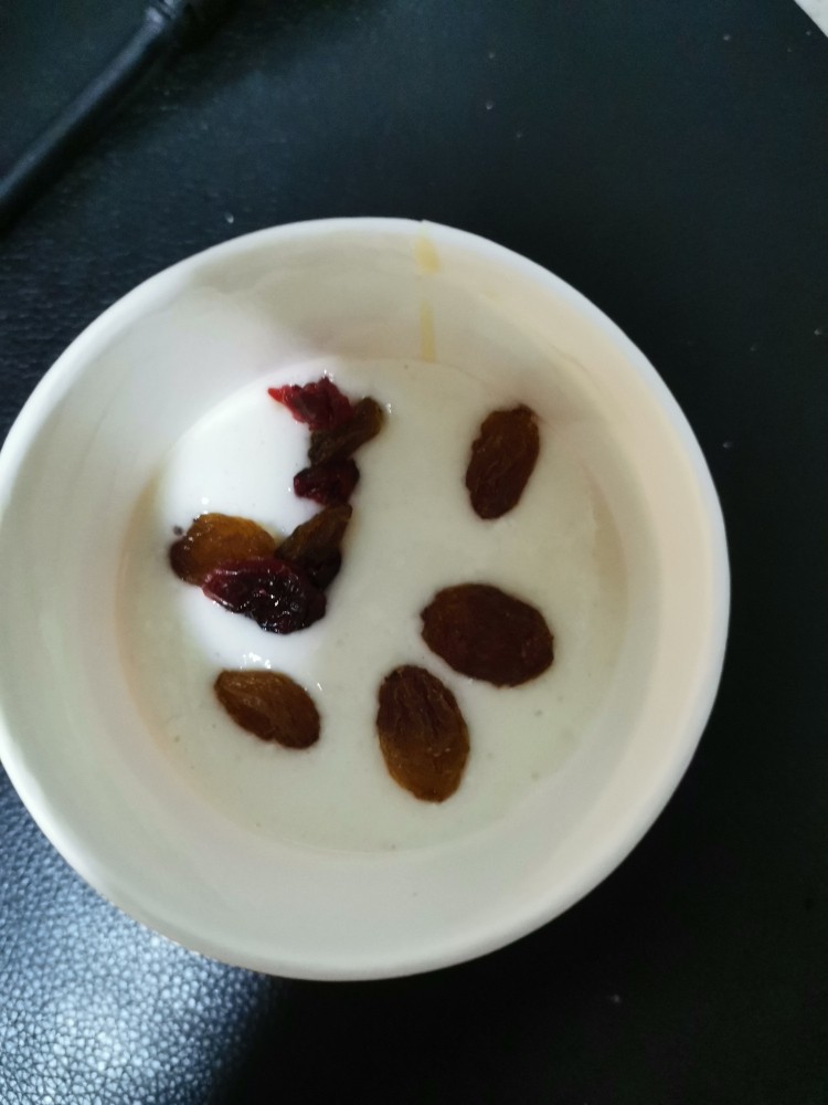 大米糕,放上蔓越莓,和葡萄干