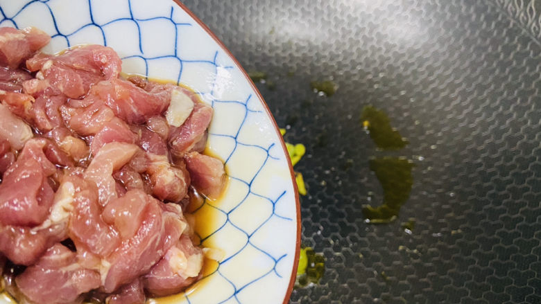 榨菜肉丝汤,放入腌制入味的瘦肉
