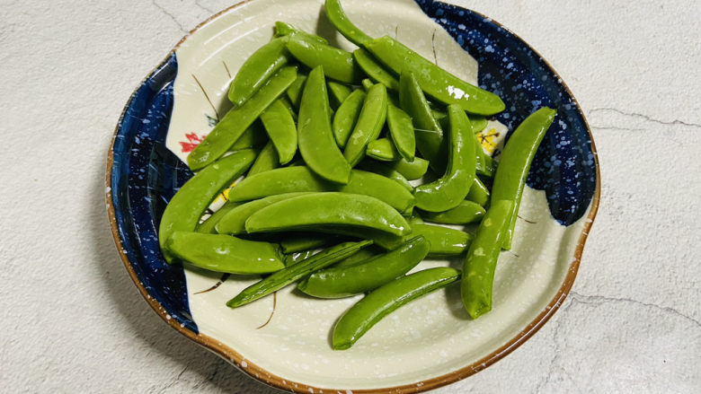 甜豆虾仁,荷兰豆择去两边的长丝,洗净