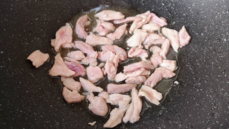 萝卜干炒肉,煎腊肠的余油继续烧热,下入瘦肉片翻炒至变色。