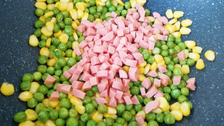 什锦玉米粒,下入火腿肠。