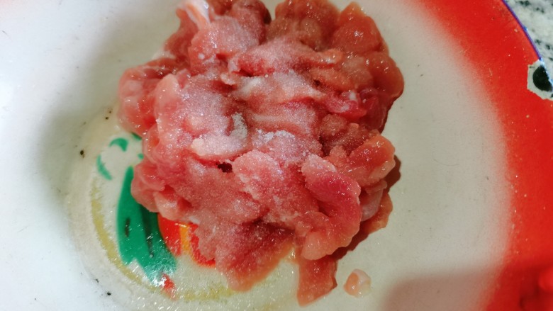 榨菜肉丝汤,把它放进碗里,加入食用盐