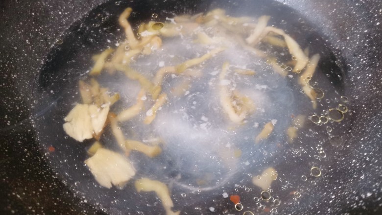 榨菜肉丝汤,再一次烧开后加入食用油,食用盐
