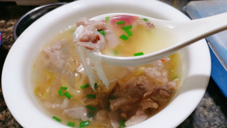 榨菜肉丝汤,榨菜肉丝汤就做好了,趁热喝吧!