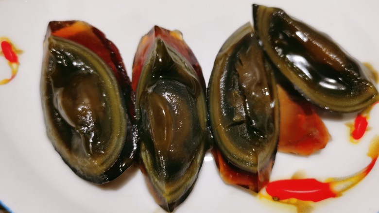 尖椒皮蛋,把它捞起来,再切成小块