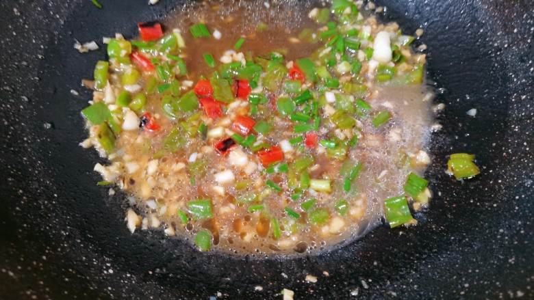 尖椒皮蛋,加入<a style='color:red;display:inline-block;' href='/shicai/ 788'>生抽</a>搅拌均匀,撒上葱花