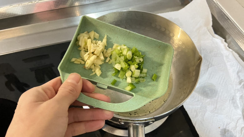 什锦玉米粒,热锅冷油,下蒜末葱白小火煸香