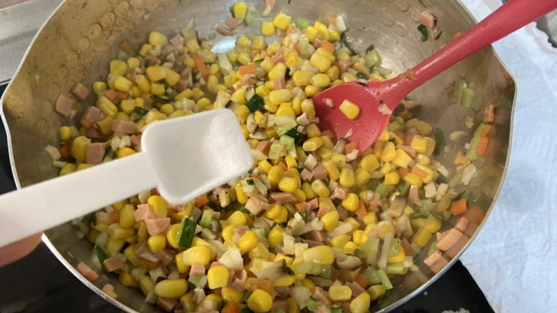 什锦玉米粒,尝下咸淡,根据自己口味添加少许盐翻炒定味