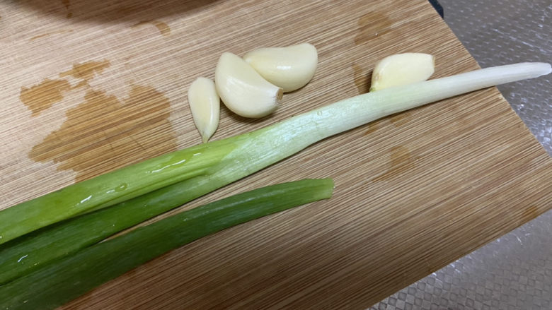 什锦玉米粒,蒜剥皮,小葱洗净