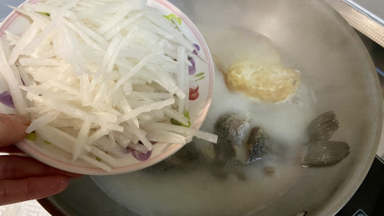 萝卜丝鲫鱼汤➕白萝卜丝荷包蛋鲫鱼汤,加入白萝卜丝,如果怕白萝卜的萝卜涩味,可以提前把萝卜丝焯下水