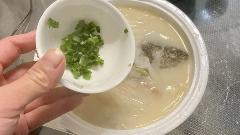 萝卜丝鲫鱼汤➕白萝卜丝荷包蛋鲫鱼汤,出锅装盘,撒上葱末,即可上桌享用了