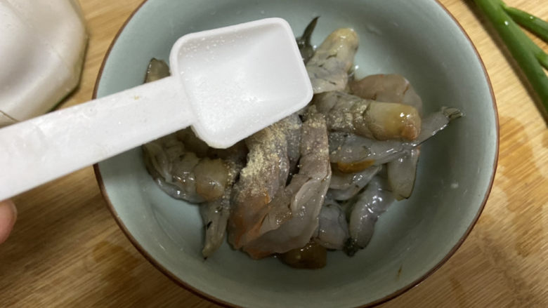 三鲜日本豆腐,少许食盐,抓匀