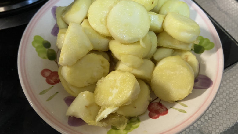 三鲜日本豆腐,煎到两面焦黄起壳,检出备用