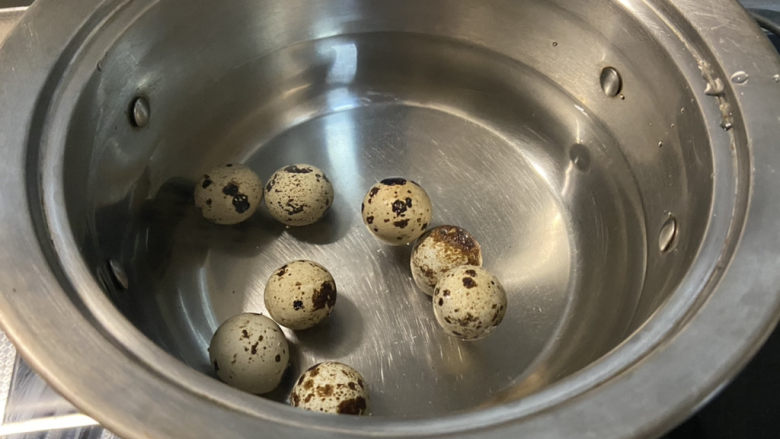 三鲜日本豆腐,鹌鹑蛋冷水下锅,煮开后小火加盖煮6分钟