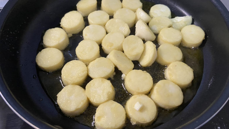 三鲜日本豆腐,一面煎到起壳焦黄,翻面继续煎