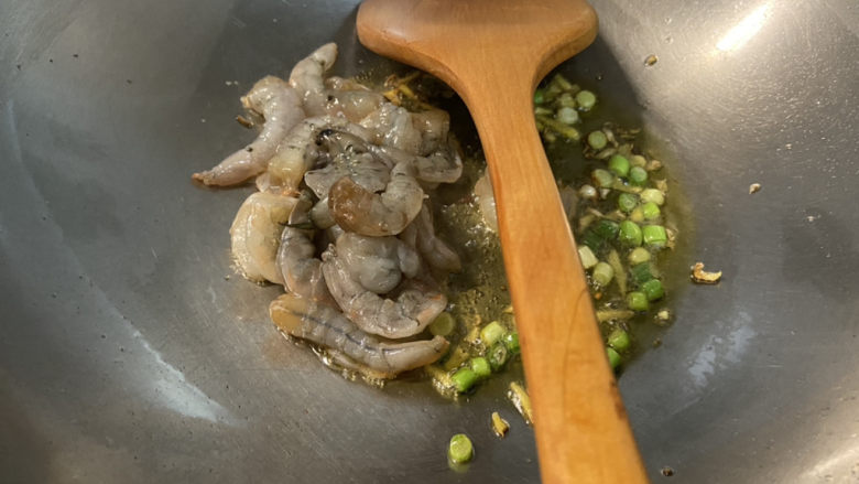 三鲜日本豆腐,转中火,下虾仁,煎炒到虾仁变色