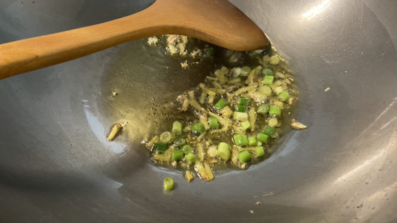 三鲜日本豆腐,热锅冷油,下姜丝葱白,小火煸香