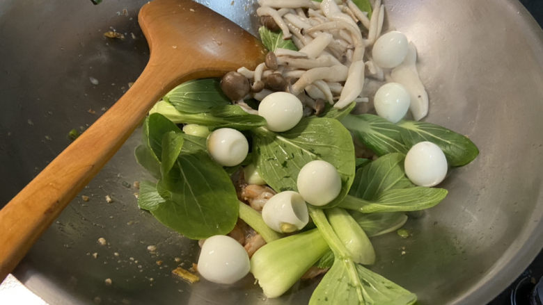 三鲜日本豆腐,鹌鹑蛋和日本豆腐,中火翻炒一分钟