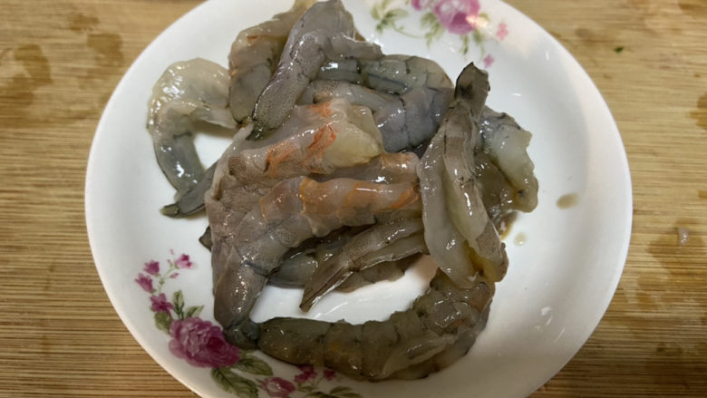 三鲜日本豆腐,用刀从虾仁背部切开，不切断