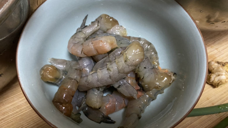 三鲜日本豆腐,虾剥壳,挑出虾线清洗