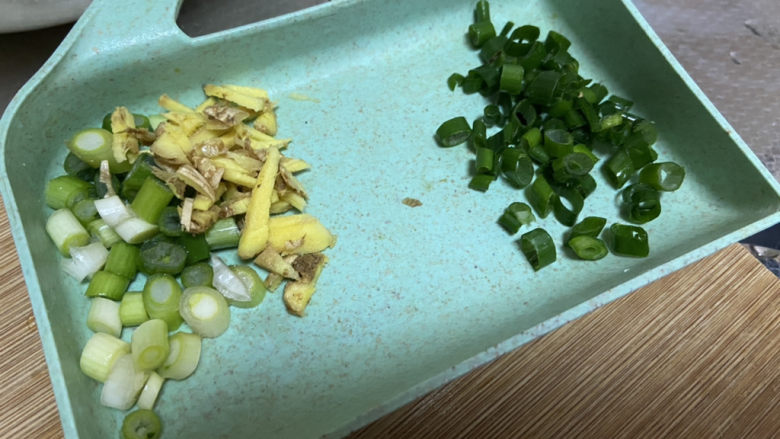 三鲜日本豆腐,改刀:姜切丝,葱白葱叶分别切末