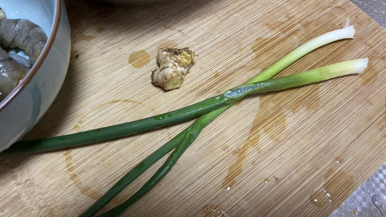 三鲜日本豆腐,姜搓洗干净，小葱洗净