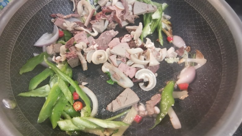 爆炒羊杂,加入辣椒,小米辣,羊杂翻炒