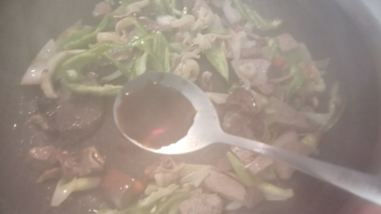 爆炒羊杂,加入酱油,加少量的水