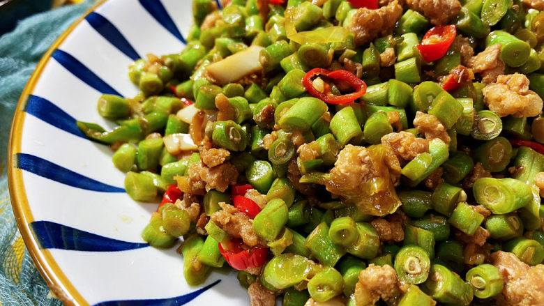 肉末豇豆,这道菜做法简单,豇豆鲜嫩搭配肉末,咸鲜味美,营养可口,搭配白米饭吃,无敌了。喜欢的小伙伴们一起来试试吧😄