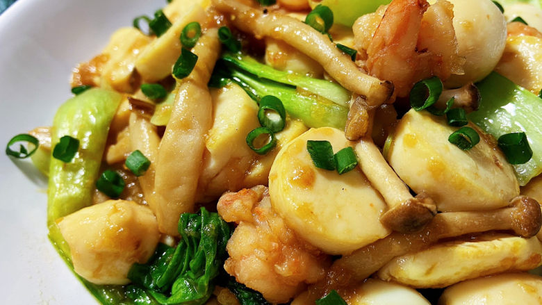 三鲜日本豆腐,这道三鲜日本豆腐,口感丰富,咸鲜味美,豆腐外焦里嫩,搭配虾仁,蟹味菇,鹌鹑蛋和青菜,营养均衡美味可口,喜欢的小伙伴们快来试试吧😄