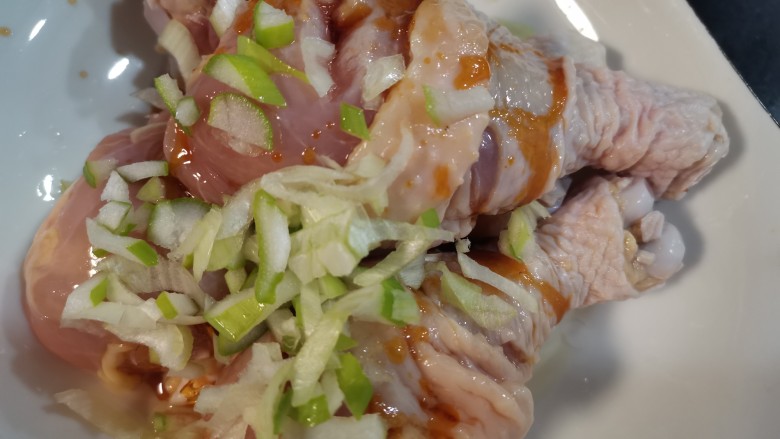 电饭锅焖鸡腿,<a style='color:red;display:inline-block;' href='/shicai/ 3250'>葱</a>花切碎,放入鸡腿中
