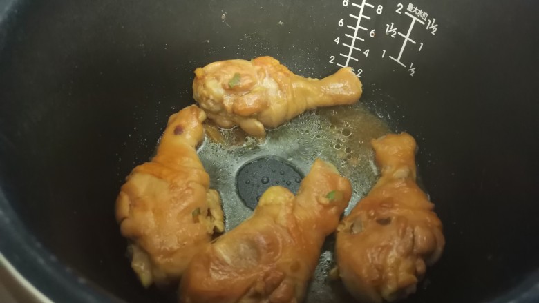 电饭锅焖鸡腿,程序结束后,再加入少量的水。再开一次蒸煮功能。