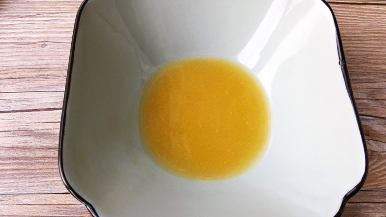 三鲜日本豆腐,准备好鸡汁,加一小茶匙水稀释备用。