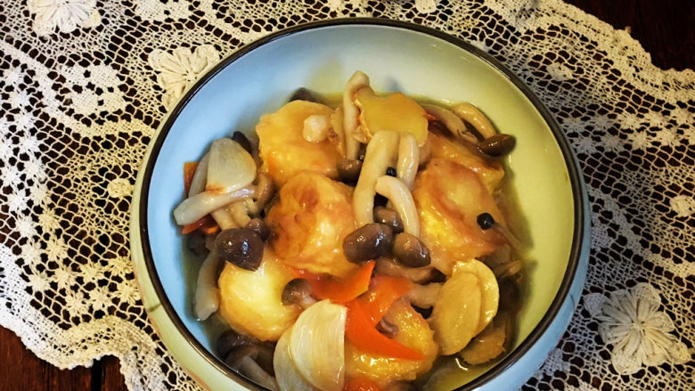 三鲜日本豆腐,这道素菜是我家餐桌很受欢迎的菜式,蟹味菇入口有肉的口感及香味,脆嫩爽滑,特别入味。日本豆腐经过煎制,更容易入味,汤中融合了鸡汁以及蚝油的肉香、海鲜的鲜美,嫩嫩滑滑的好吃极了。
