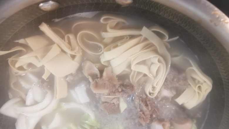 羊肉火锅,将骨头,肉和汤倒入锅中,加入<a style='color:red;display:inline-block;' href='/shicai/ 480'>干豆腐</a>,盐