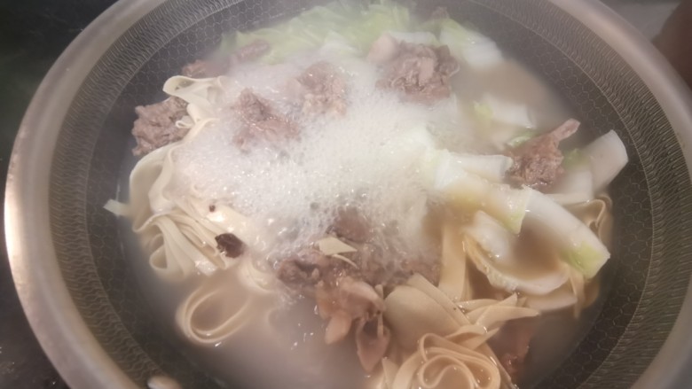 羊肉火锅,大火煮开,放入少量酱油
