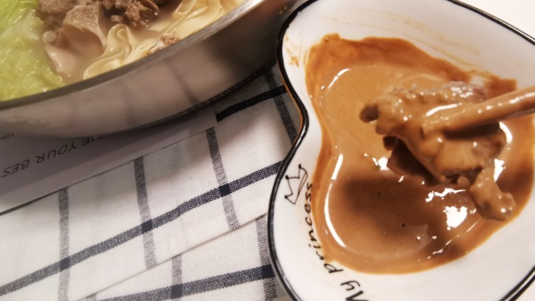 羊肉火锅,蘸点料汁,相当不错
