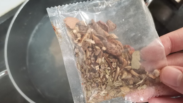 羊肉火锅,准备一包卤肉料倒里。大火烧开小火煮两个小时。