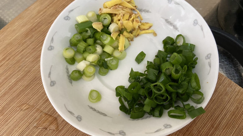 榨菜肉丝汤➕黄瓜榨菜肉丝汤,改刀:姜切丝,小葱分葱白葱叶分别切末