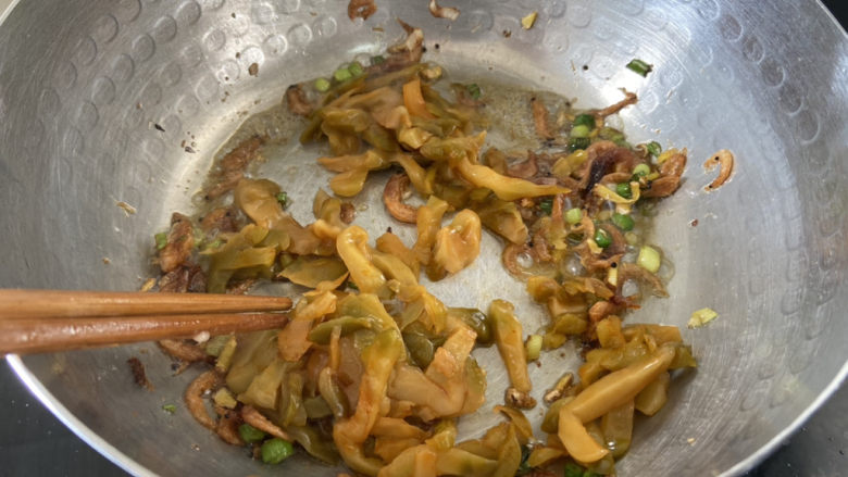 榨菜肉丝汤➕黄瓜榨菜肉丝汤,加入榨菜,煸炒半分钟